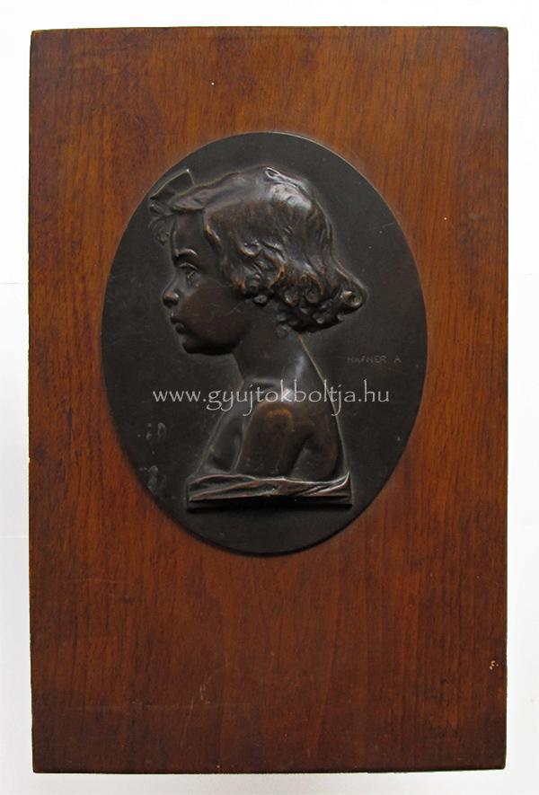 Hafner Arnold: Kisl�ny portr� kisplasztika